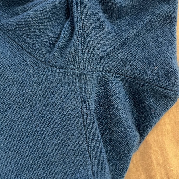 💯 cashmere boat/cowlneck sweater from Neiman Marcus. No holes or damage - Picture 6 of 7
